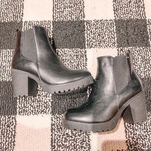 Black heel Chelsea boot